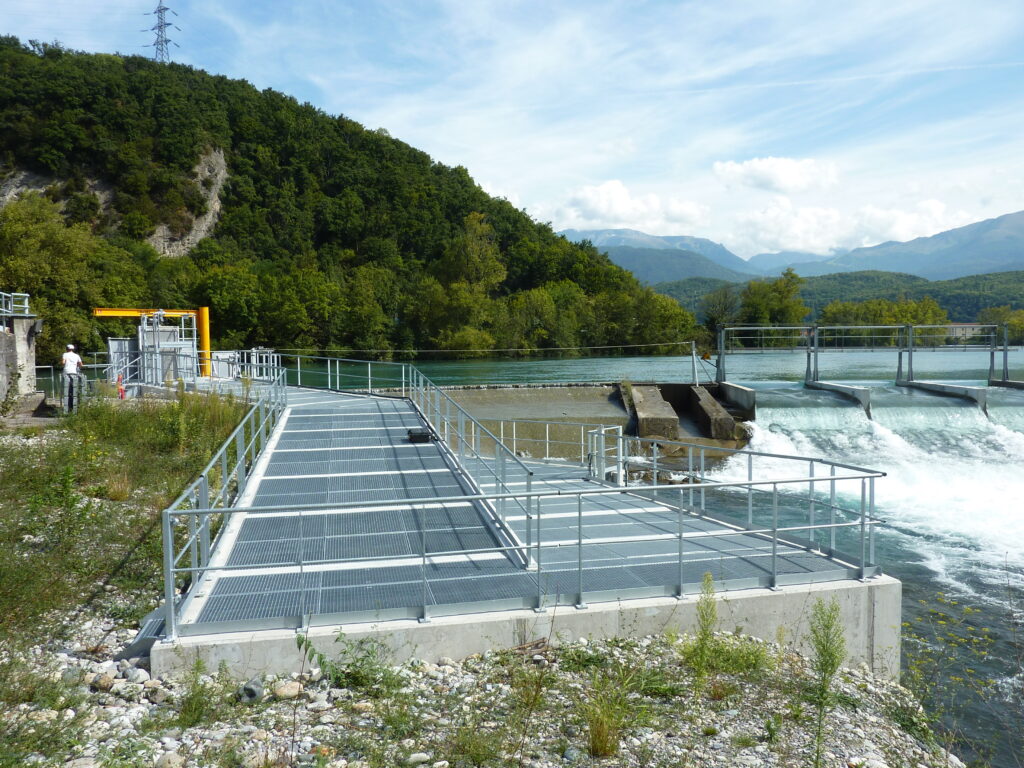 Passerelle métallique en caillebotis en bord de rivière – travaux publics SECATRA