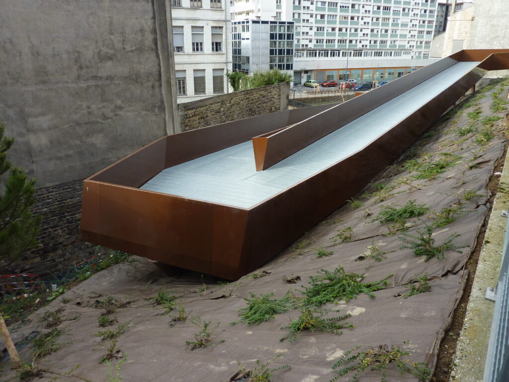Jardinière linéaire en acier corten – aménagement urbain SECATRA