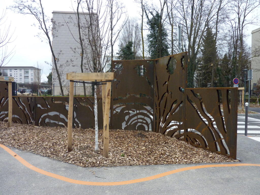 Brise-vue décoratif en acier corten découpé – aménagement urbain SECATRA