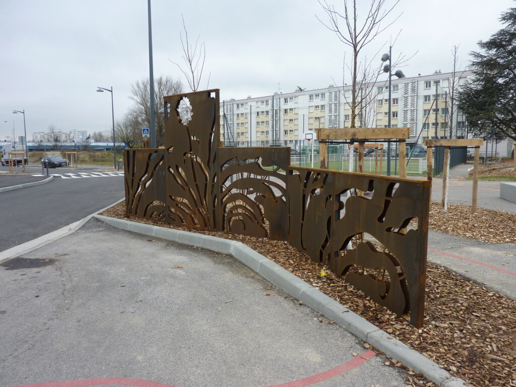 Brise-vue décoratif en acier corten découpé – aménagement urbain SECATRA