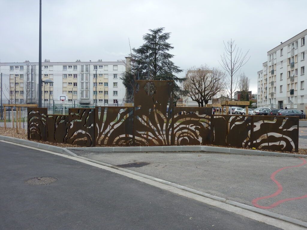 Brise-vue décoratif en acier corten découpé – aménagement urbain SECATRA