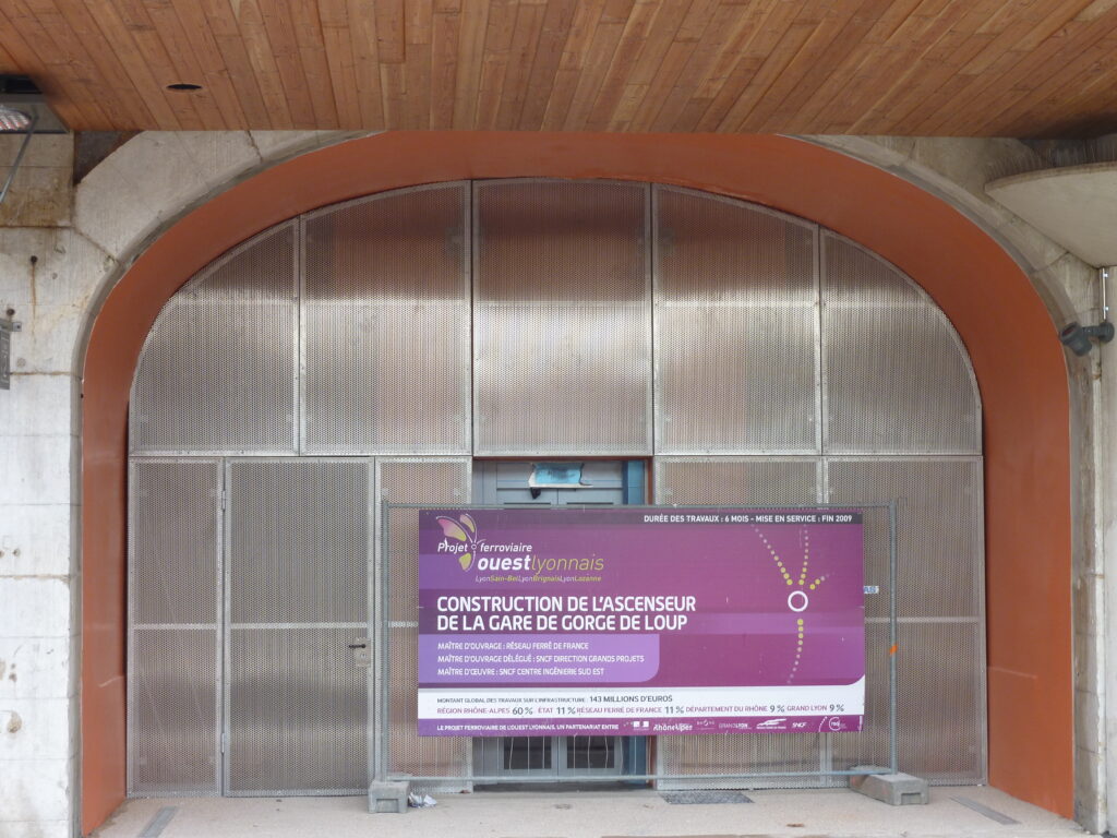 Grille métallique en arche – travaux publics SECATRA