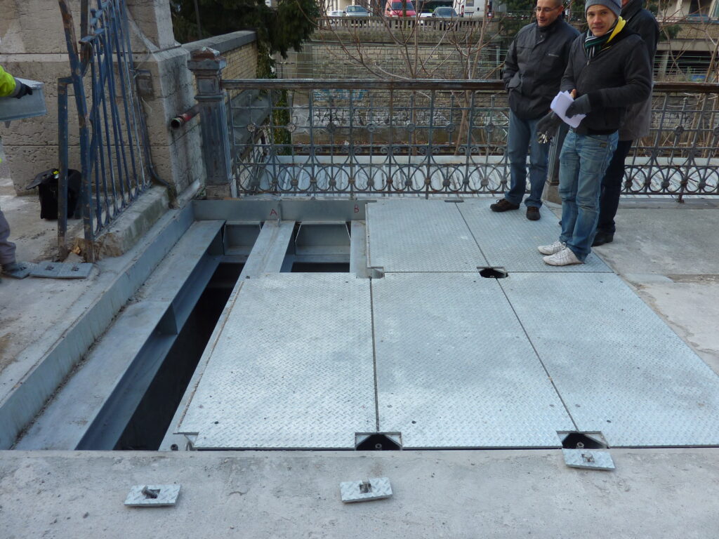 Trappe et caillebotis métalliques – travaux publics SECATRA