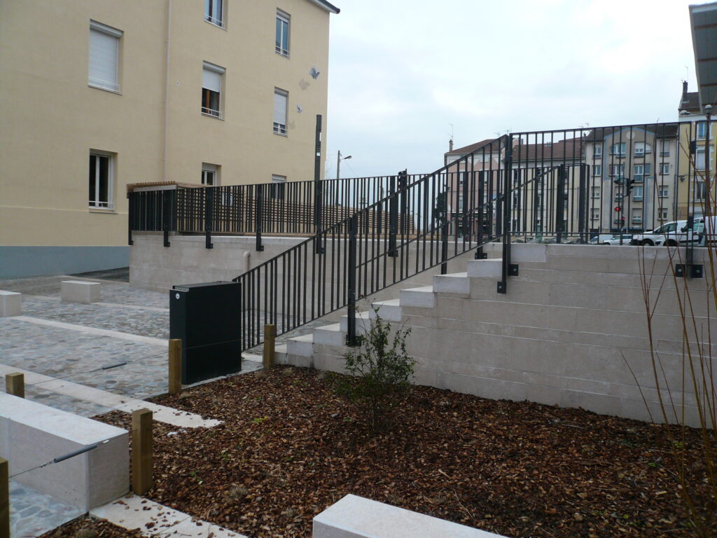 Clôture et garde-corps à barreaudage – aménagement urbain SECATRA