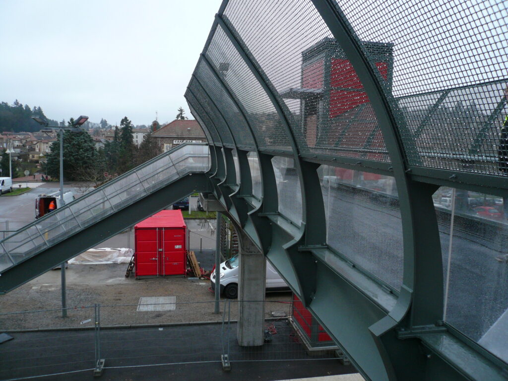 Passerelle grillagée métallique – travaux publics SECATRA