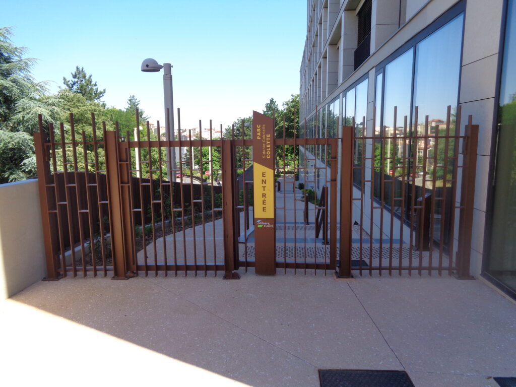 Portail d’entrée du parc Livet réalisé par SECATRA