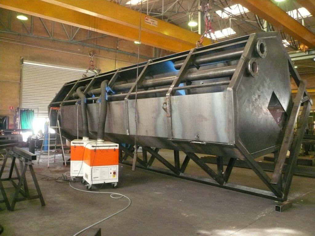 Silo métallique en atelier – chaudronnerie SECATRA